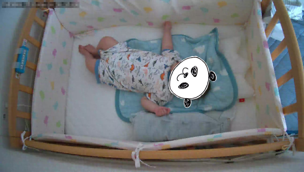 ベビーベッドに寝転ぶ赤ちゃん、カラー